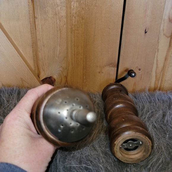 Vintage Gail craft wooden salt shaker and pepper mill - Picture 6 of 8